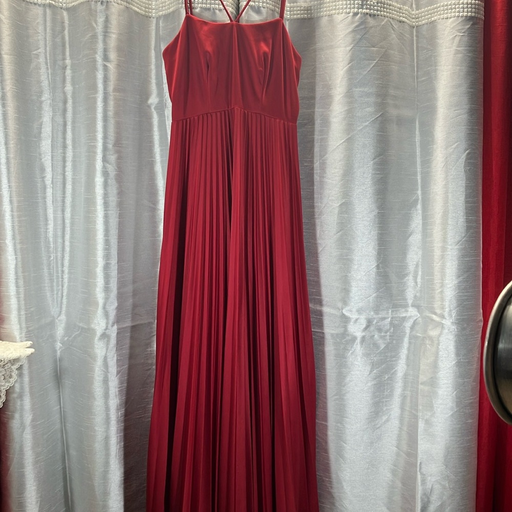 Dress Long formal Red Pleated Size 7/8 Zip back Simple Pretty Valentine